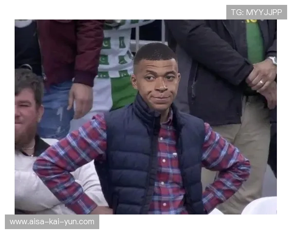 姆巴佩训练后被发现在书店翻阅战术书,认真劲爆表情包