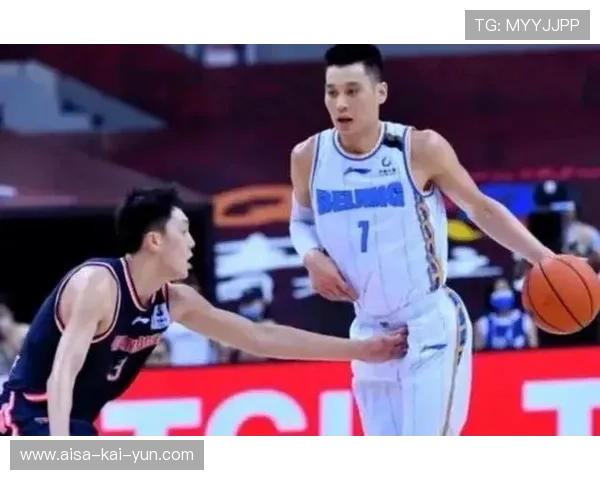 教练指出某球员训练中“技术短板”,现场立刻纠正 教练指出某球员训练中“技术短板”,现场立刻纠正